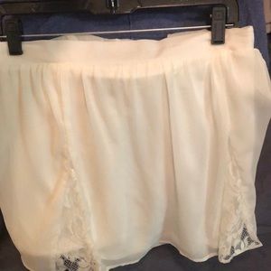 White skirt w lace pleats